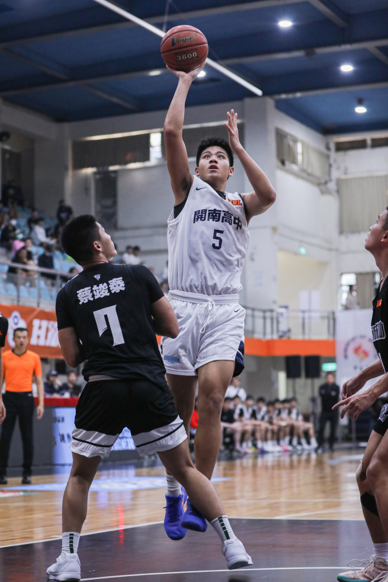 開南高中高杰熙繳出25分、18籃板，帶領球隊戰勝台北成功高中，收下114學年HBL男子甲級12強複賽門票。（高中體總提供）