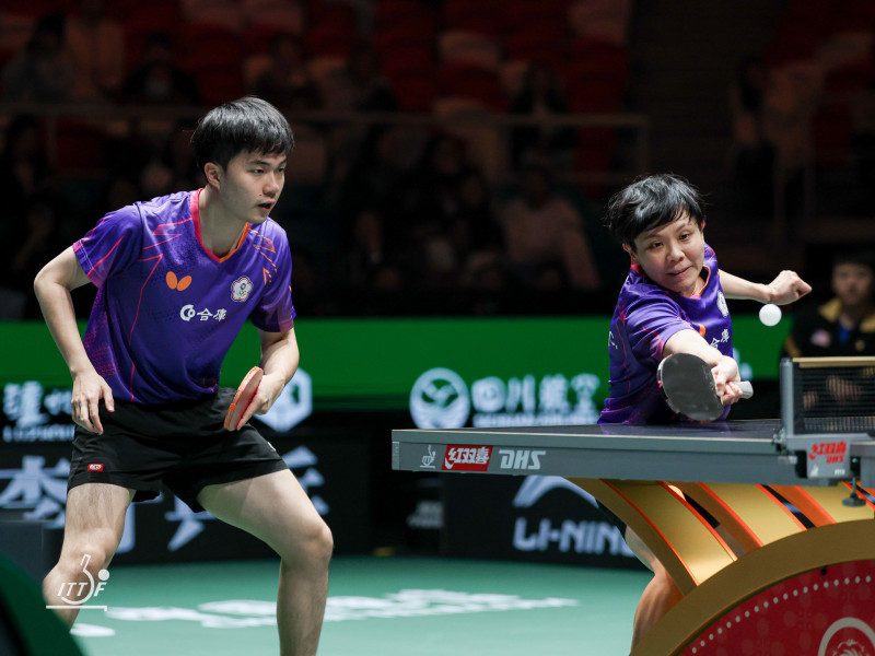 林昀儒（左）、鄭怡靜帶傷上陣，只從瑞典隊手中搶下1局。（取自ITTF官網）