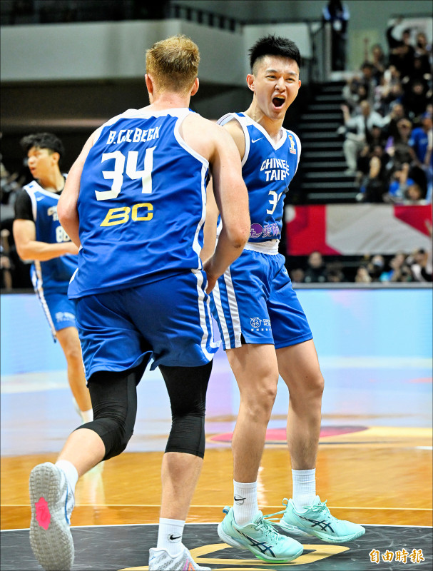 盧峻翔第一時間妙傳助高柏鎧灌籃得分，兩人激動怒吼。（記者林正堃攝）