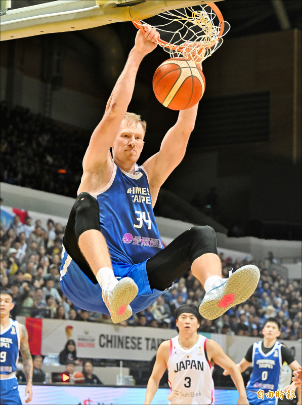 高柏鎧灌籃得分。（記者林正堃攝）