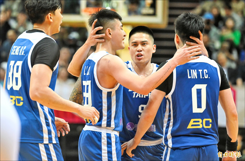台灣7分之差不敵日本，隊長陳盈駿（右2）與隊友互相打氣。（記者林正堃攝）