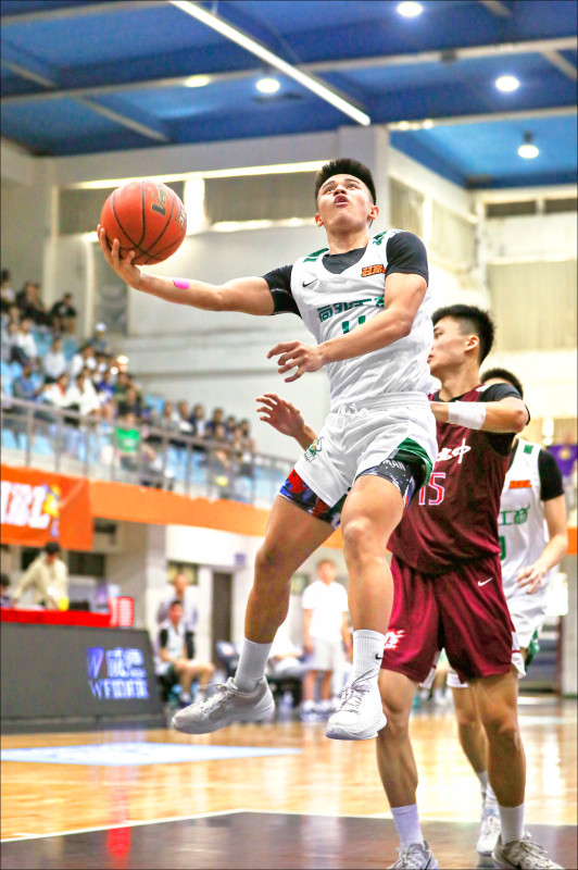 高苑第一得分箭頭孔官地（左）轟進生涯新高28分。
（高中體總提供）