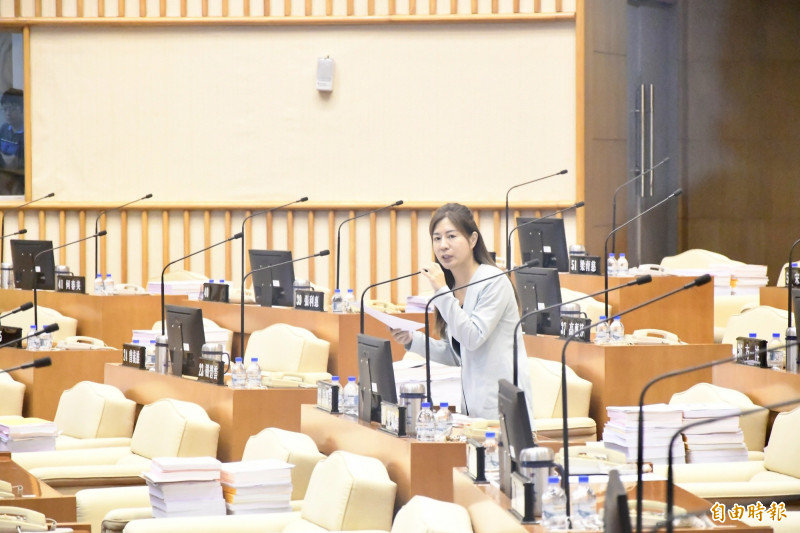 屏東縣議員許馨勻建議縣府聘請甫退役的世界球后戴資穎來屏東任教。（記者羅欣貞攝）