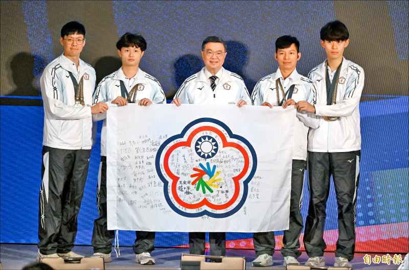 行政院長卓榮泰（中）設宴慰勞東京達福林匹克運動會代表團。
（記者林正堃攝）