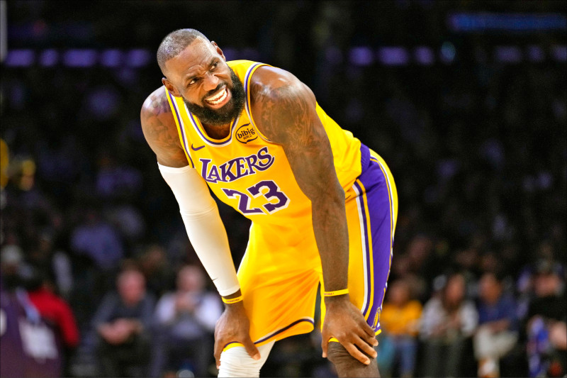 詹姆斯手感低迷，全場10投僅3中。（美聯社）