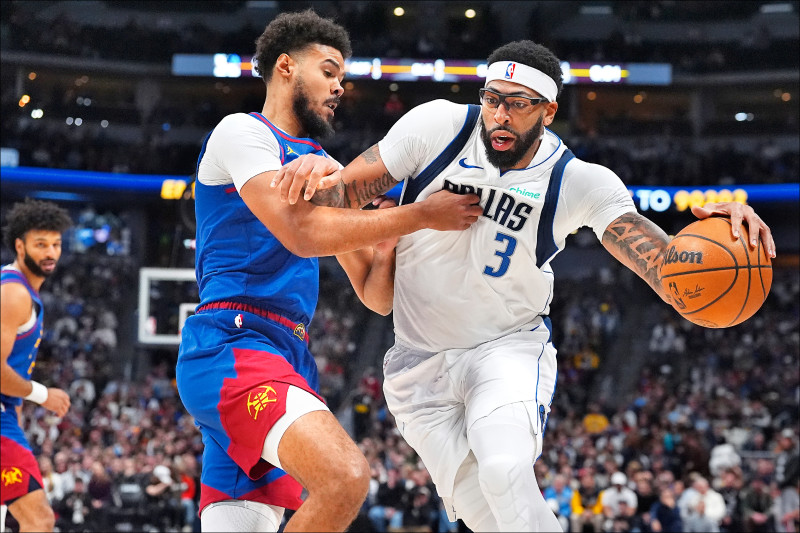 A.戴維斯（右）繳出本季個人新高32分。（美聯社）