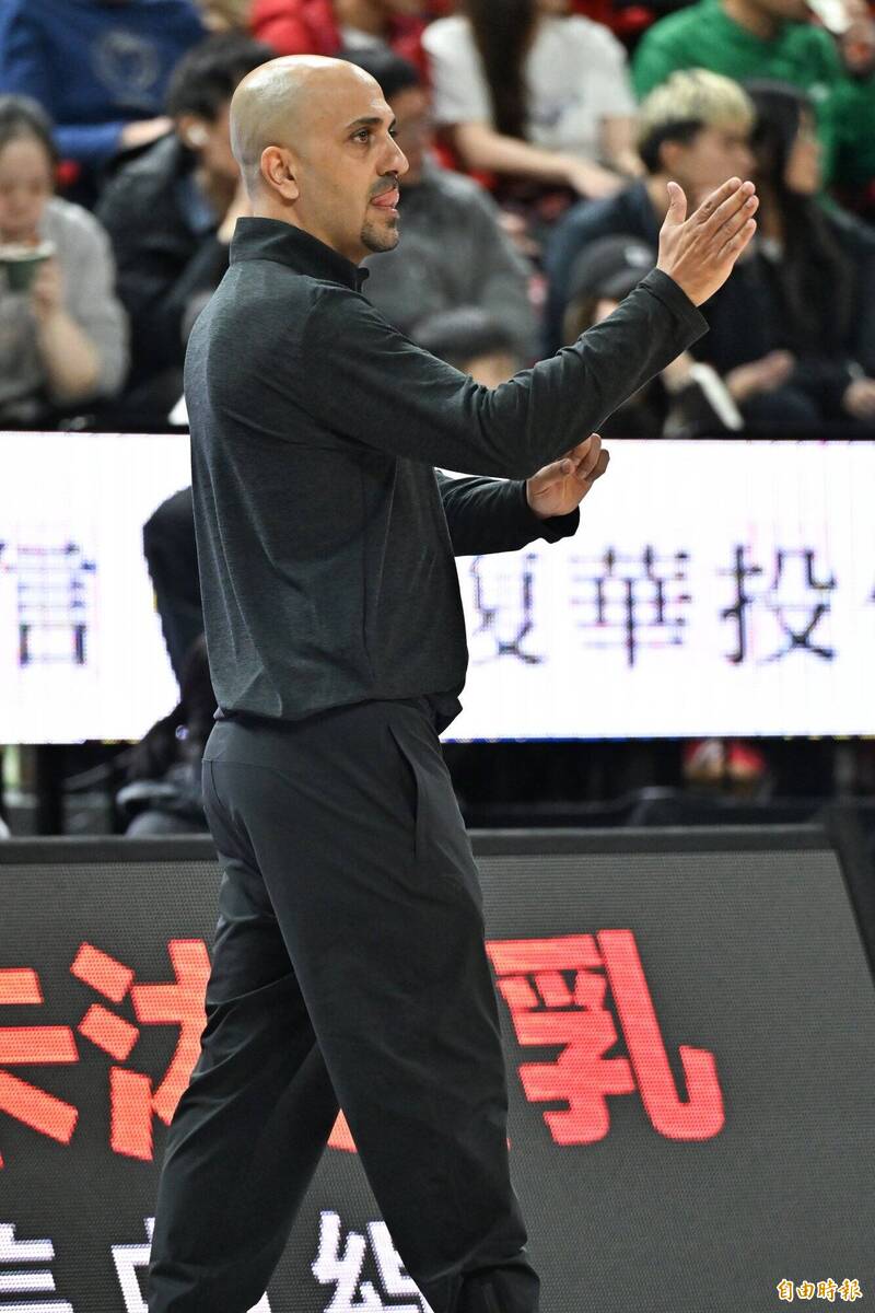 新竹御嵿攻城獅總教練威森。（記者陳志曲攝）
