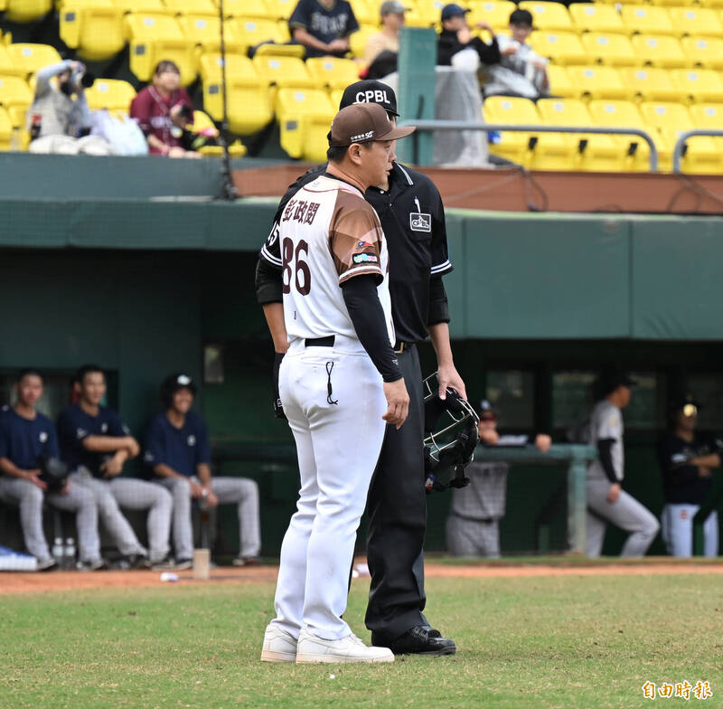 台灣山林總教練彭政閔也上前了解溝通。（記者李惠洲攝）