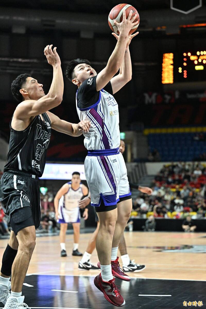 新竹御嵿攻城獅劉丞勳（右）切入上籃。（記者陳志曲攝）