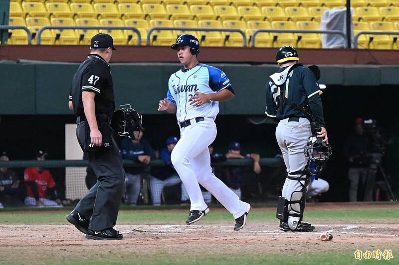 王念好回本壘得分。（記者李惠洲攝）