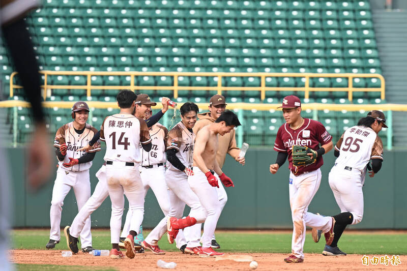 台灣山林擊出劉俊緯再見安打，遭隊友歡呼整個球衣遭扯下，上半身都脫光光。（記者李惠洲攝）