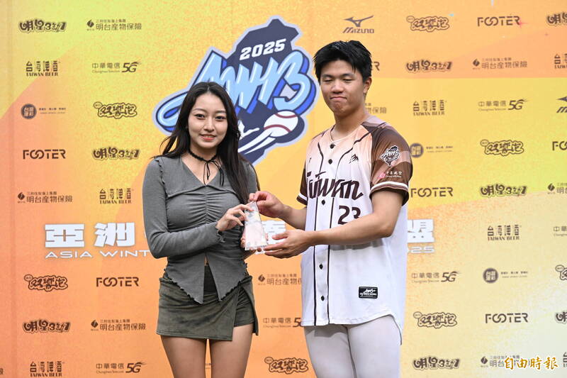 劉俊緯擊出再見安打獲選MVP。（記者李惠洲攝）