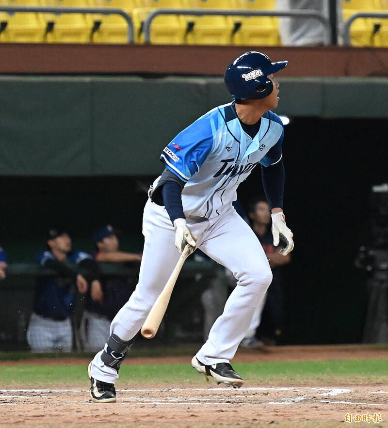 林莛淯高飛犧牲飛球出局，帶1分打點。（記者李惠洲攝）