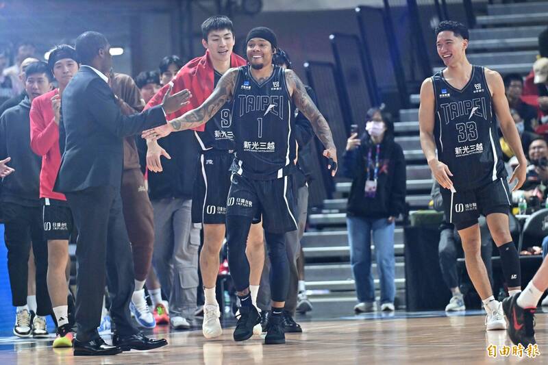 臺北台新戰神洛夫頓（中）倒數階段飆分，幫助球隊拿下勝利。（記者陳志曲攝）