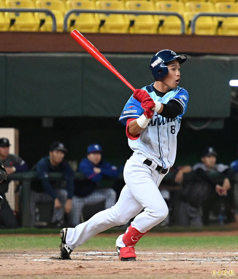 林威漢二壘安打帶2分打點。（記者李惠洲攝）