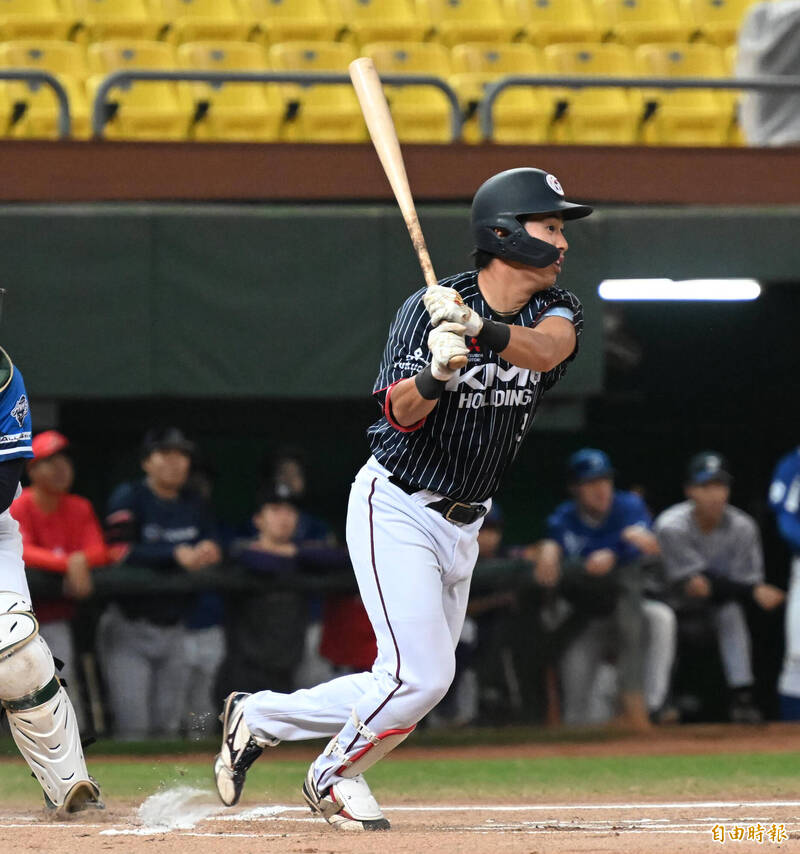 三野原愛望擊出右外野平飛球，三壘安打，1分打點。（記者李惠洲攝）