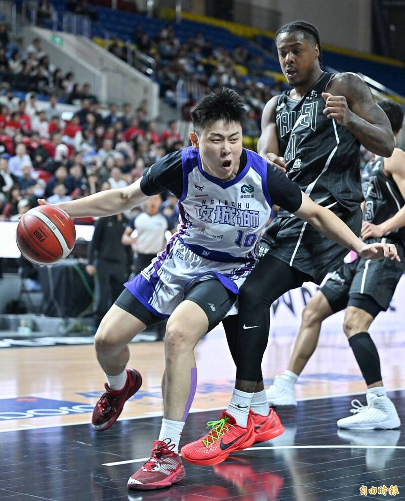 新竹御嵿攻城獅劉丞勳（中）運球突破。（記者陳志曲攝）
