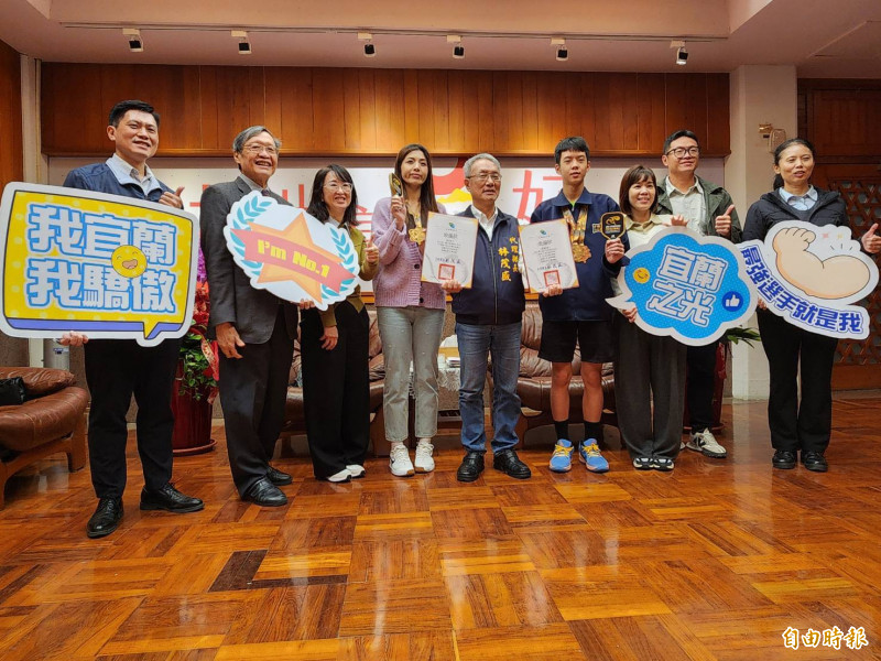 蔡瀚琛（右4）、蔡萱（左4），雙雙獲得在「匹克球世界盃」金牌，縣府今頒獎表揚。（記者游明金攝）