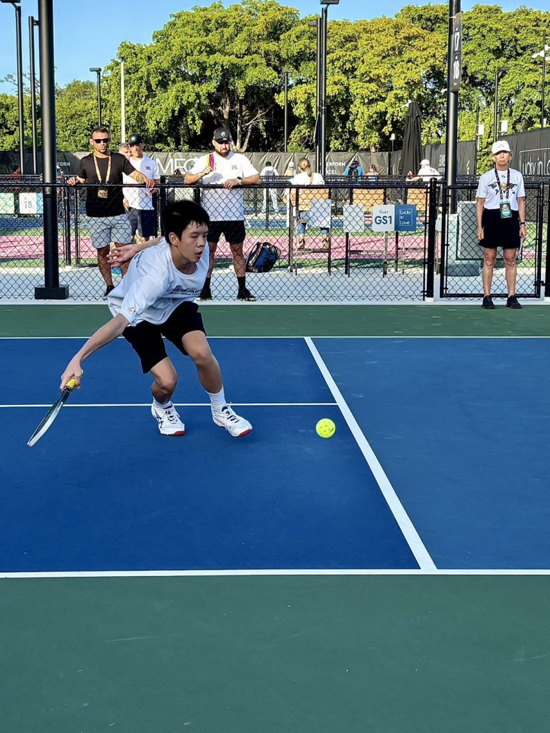 蔡瀚琛展現球技，勇奪金牌。（蔡瀚琛提供）