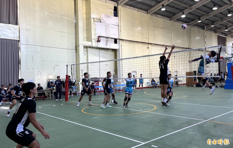 學甲華宗盃排球賽登場，高男組比賽激烈好看。（記者楊金城攝）