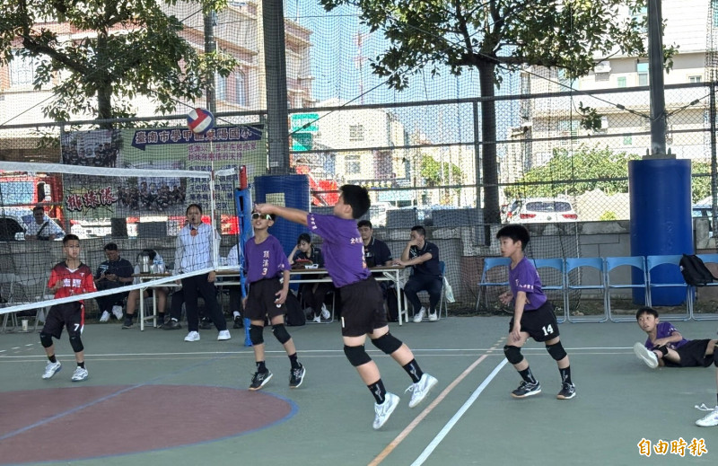 國小組比賽同樣激烈，小球員為接球甚至倒地。（記者楊金城攝）