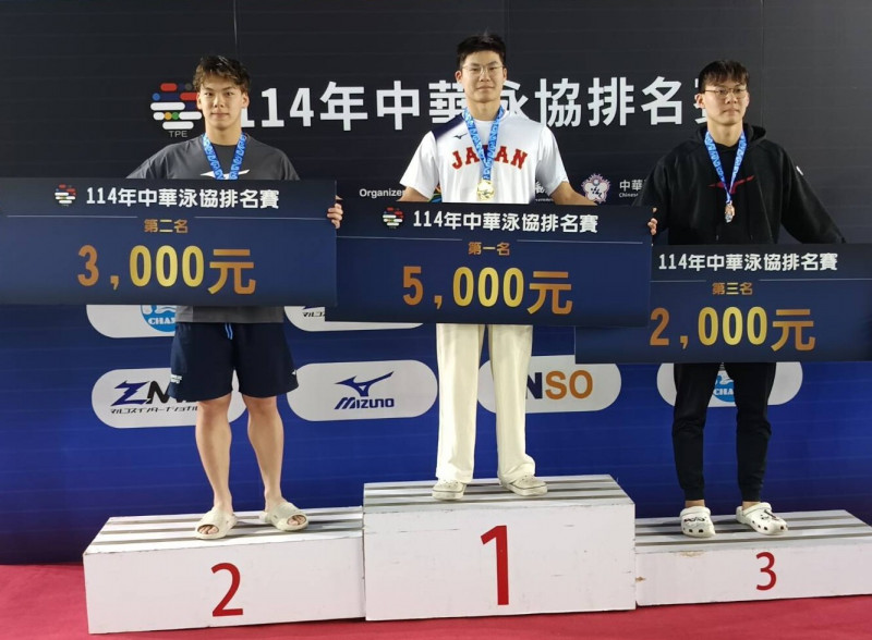 甫從日本參賽返國的李杰修（中）男子200蝶奪金。（游泳提供）