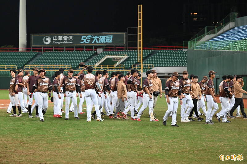 台灣山林不敵日本社會人。（記者李惠洲攝）