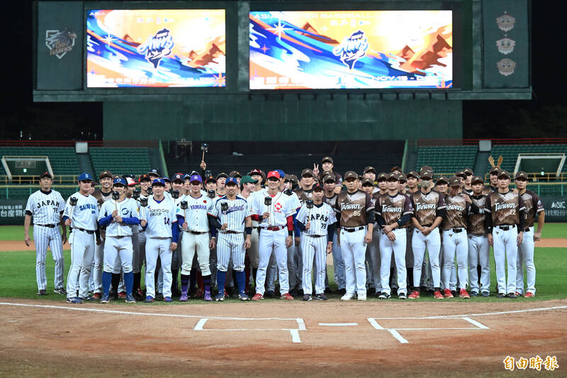 台灣山林與日本社會人賽前合影。（記者李惠洲攝）