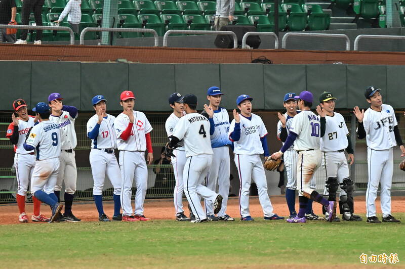 日本社會人擊敗台灣山林，進入冠軍賽。（記者李惠洲攝）