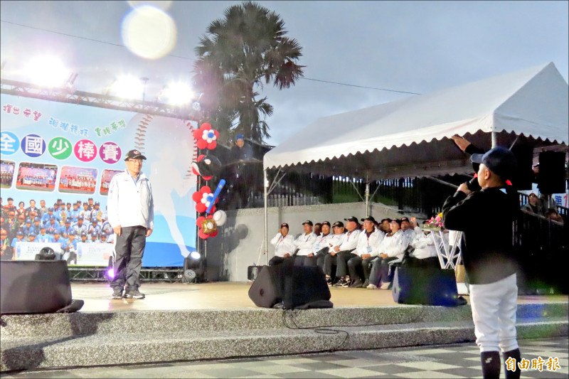 威力盃昨在花蓮開打，台灣彩券公司董事長黃志宜（左）親自出席主持開幕典禮。（記者林宥辰攝）