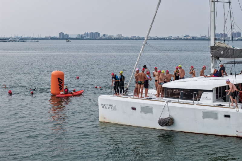 媲美 IRONMAN 世界錦標賽 KONA 的Coffee Boat試游咖啡船這次也進入大鵬灣。（LAVA鐵人公司提供）