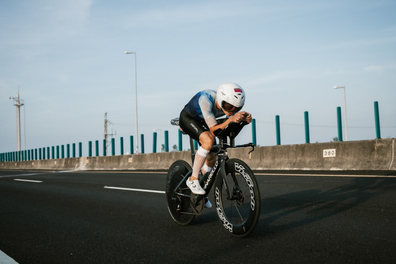 潘子易以自行車時間 50 分 56 秒打破了高懸五年的自行車賽道紀錄。（LAVA鐵人公司提供）