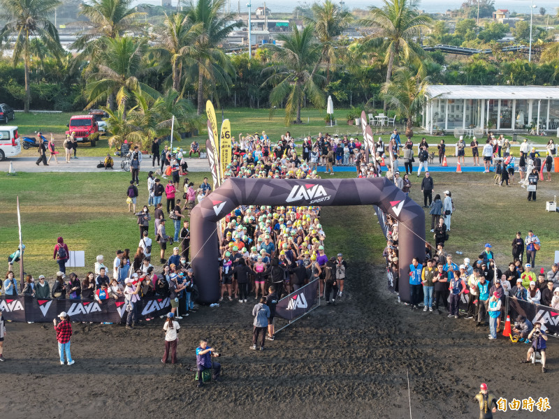 鐵馬上國道年終壓軸登場 大鵬灣鐵人賽推入門者也能上國道的嘗鮮路線。（記者陳彥廷攝）