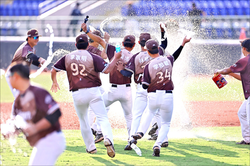 冬盟》業餘扳倒職業 日社會人3度奪冠