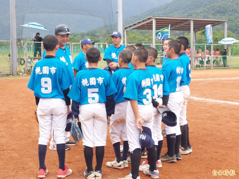 桃園市贏球賽後集合。（記者林宥辰攝）