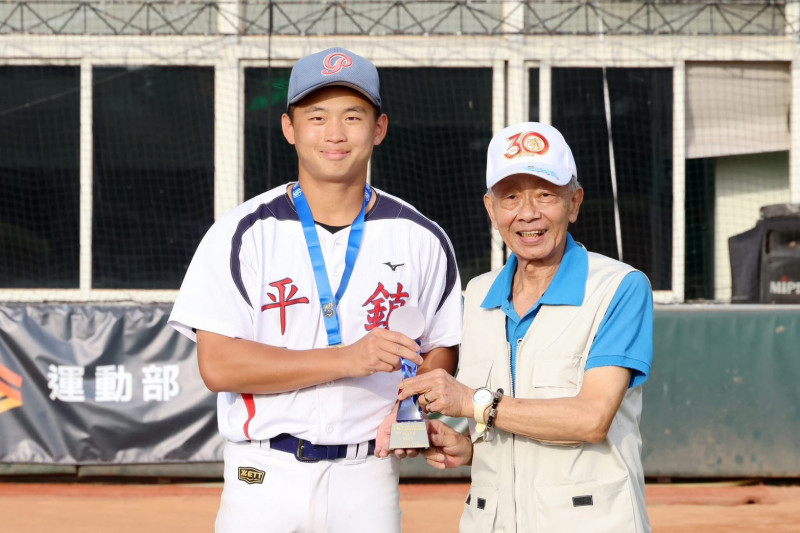 114學年度高中棒球聯賽鋁棒組，平鎮高中李星漢（左）獲得MVP。（學生棒球聯盟提供）