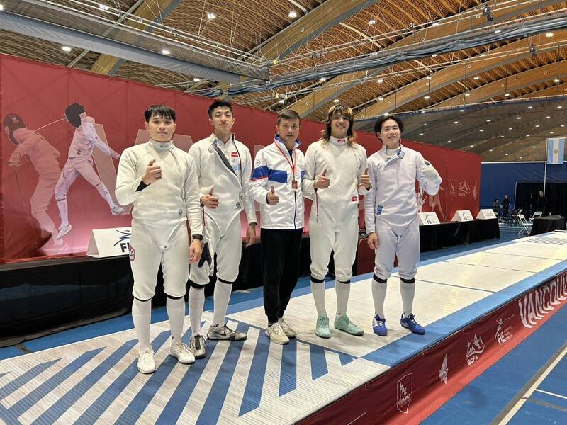 在加拿大舉行的擊劍世界盃，台灣男子銳劍團體靠著吳俊明（左1）、李讓（左2）、葛屹盧（YiluGuillemot）（右2）、徐敬文（右1）8日首闖4強寫紀錄，教練賴明助（中）滿意子弟兵表現。（中央社）