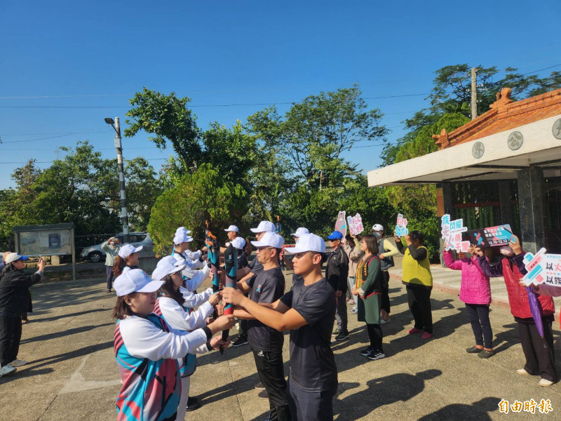 2025世界原住民族傳統運動會（簡稱世原運）將於明日在台灣登場，聖火傳遞今抵西拉雅族吉貝耍部落。（記者王涵平攝）