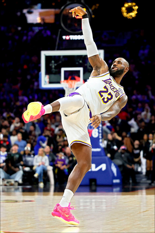 詹姆斯決勝節飆超前得分三分彈。（法新社）