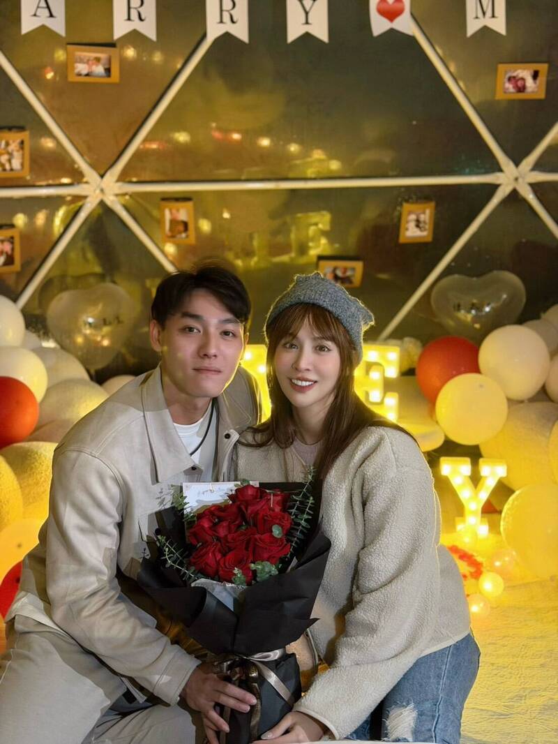 陳晨威向中信兄弟啦啦隊女神「啾啾」求婚成功。（經紀公司提供）