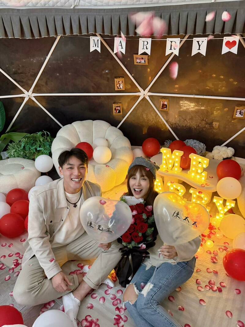 陳晨威向中信兄弟啦啦隊女神「啾啾」求婚成功。（經紀公司提供）