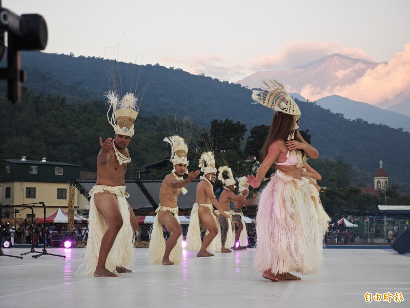 大溪地（Tahiti）舞團的開幕表演，背景就是大武山。（記者陳彥廷攝）
