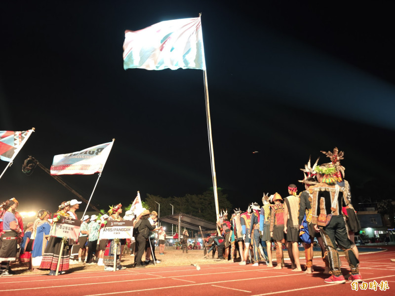 來義高中體育班的學生立起會旗。（記者陳彥廷攝）