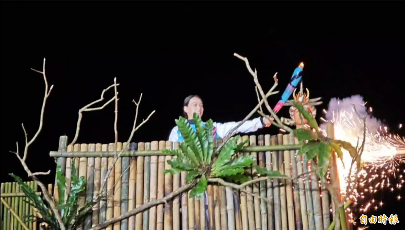 郭婞淳燃放瞬間。（記者陳彥廷攝）