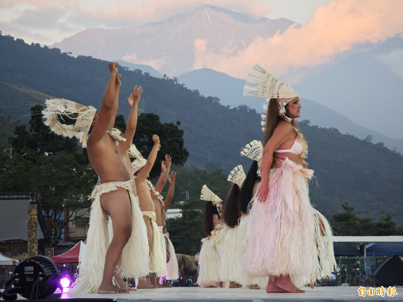 大溪地（Tahiti）舞團的開幕表演，背景就是大武山。（記者陳彥廷攝）