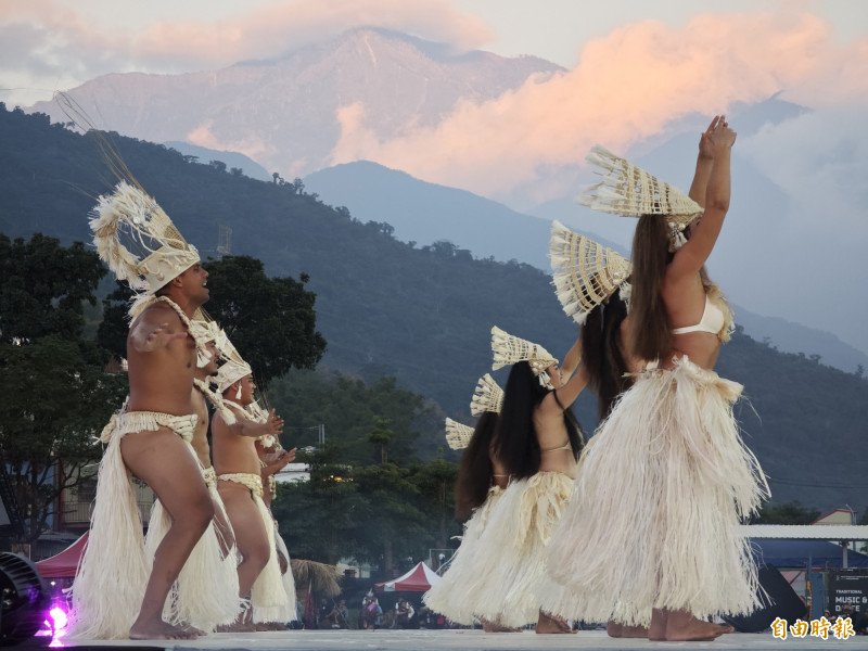 大溪地（Tahiti）舞團的開幕表演，背景就是大武山。（記者陳彥廷攝）