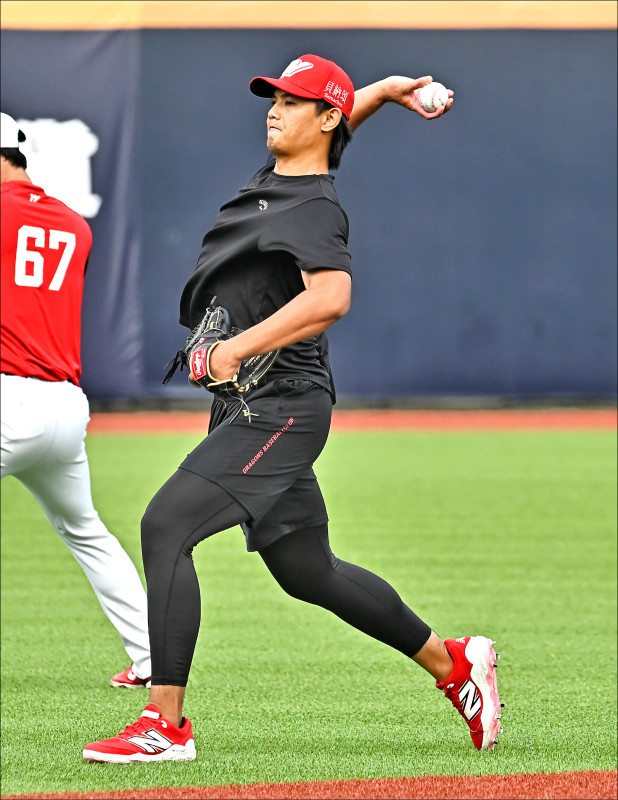 曾仁和有機會與同樣打過大聯盟的黃暐傑（見圖），一起厚實龍隊先發土投深度。（資料照）