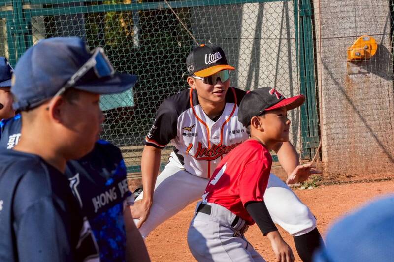 金酒盃棒球訓練營今展開，姚杰宏、林泓弦帶隊分組訓練。（統一獅提供）