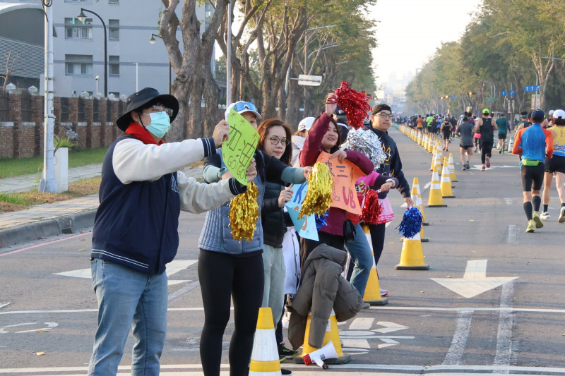 高雄富邦馬拉松明年1月10、11日登場，屆時將會有滿滿高雄味的補給站美食和加油聲浪。（高雄市運發局提供）