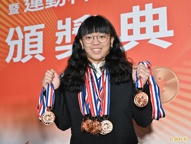舉重選手陳冠伶表現優異，拿下12面國光體育獎章。（記者陳志曲攝）